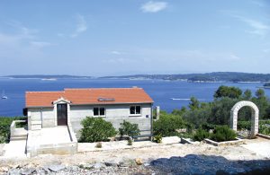  Dette feriehus ligger på en 20.000 m2 stor grund omgivet af smuk natur. Herfra har I en fantastisk udsigt over øgruppen Vela Luka. Det er enkelt indrettet og udelikkende udstyret med solenergi (12  ...