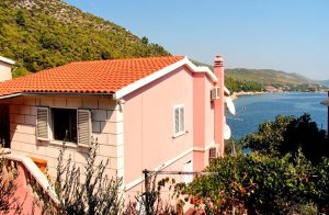  I et område, hvor menneskerne er forenet med naturen, ligger denne flotte lejlighed kun 10 m fra havet. Nyd godt tilberedte fiskeretter og den fantastiske udsigt over havet. Her kan I fiske, sejle,  ...