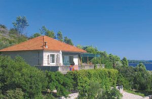  På solsiden af bugten Prizba ligger dette flotte og hyggelige feriehus mellem oliventræer og midt i den rolige natur. Fra altanen har I en fantastisk udsigt over bugten. Med en lejet båd kan I udf ...