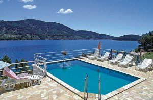  Dette hus består af tre simple lejligheder indrettet med nye møbler. Lejlighederne, der er forbundet via en udendørs trappe, er velegnet til vennepar eller en større familie. De to af lejligheder ...