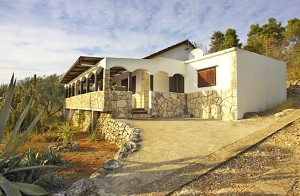 Dette interessante feriehus ligger i bugten Gradina nær turistbyen Vela Luka. Det er meget praktisk og hyggeligt indrettet og har en overdækket altan. Huset er omgivet af dalmatinske haver og har e ...