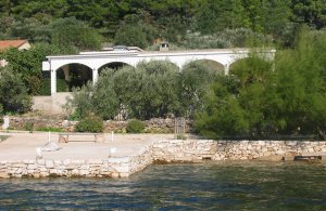  Dette flotte og enkle feriehus i den rolige bugt Gradina med en naturhavn ligger kun 10 m fra havet. I området finder I talrige vandrestier, der fører langs kysten samt gennem tætte olivenskove. I ...