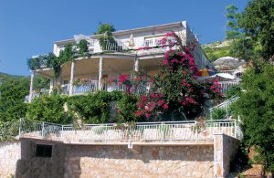  På solsiden af øen Korcula ligger dette dejlige hus bestående af komfortable boliger med en enestående havudsigt. Til hver bolig hører en stor, blomsterrig terrasse, hvor I kan tilbringe nogle a ...