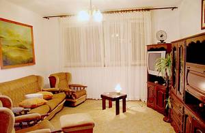  På Korculas solside ligger dette dejlige hus med tre komfortable lejligheder med en skøn havudsigt. Hver lejlighed har sin egen store terrasse med mange blomster, hvor I kan slappe af og nyde solen ...