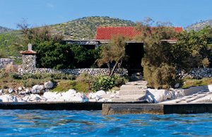  Dette enkle feriehus ligger direkte ved havet. I nærheden ligger der en dejlig grusstrand. I bugten Prizba kan I udforske mange små øer. ...