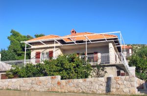  Denne solrige bugt, Prizba, på den sydlige side af øen Korcula og dette lyse og funktionelt indrettede feriehus med rummelig terrasse er den perfekte kombination for en afslappende og aktiv ferie.  ...