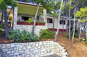  Under skyggende fyrretræer ligger dette smukke og funktionelt indrettede feriehus med en varm atmosfære. Den lille, maleriske fiskerlandsby, Prigradica, har en stor promenade, som I kan fiske fra.  ...