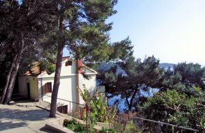  To enkelt indrettede ferielejligheder i et hus lige ved havet. En trappe fører til den private strand neden for huset. På grunden ligger en dejlig have med blomster og træer. Vi anbefaler et målt ...