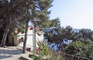  To enkelt indrettede ferielejligheder i et hus lige ved havet. En trappe fører til den private strand neden for huset. På grunden ligger en dejlig have med blomster og træer. Vi anbefaler et målt ...