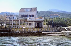  To enkelt indrettede lejligheder i et hus i bugten Kneze. Ejeren tilbyder halvpension og organiserer bådudflugter til de nærtliggende øer. På grunden er der en lille restaurant. CDS350 ligger i t ...