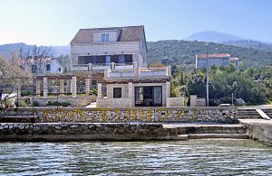  To enkelt indrettede lejligheder i et hus i bugten Kneze. Ejeren tilbyder halvpension og organiserer bådudflugter til de nærtliggende øer. På grunden er der en lille restaurant. CDS350 ligger i t ...