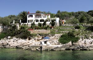 Dette feriehus befinder sig langt væk fra trafikkens larm og lige ved havet i Prapatna-bugten. Fra terrassen er der en uforglemmelig udsigt over øen Hvar og Korcula-Kanalen. Huset består af to del ...