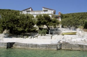  Disse to ferielejligheder befinder sig ved en af øen Korculas smukkeste bugter. Her kan ferien rigtig nydes langt væk fra storbyen larm. De er meget komfortabelt indrettede og begge lejligheder har ...