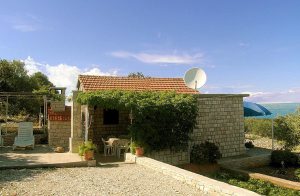  Dette feriehus, der ligger omgivet af oliventræer på en skråning over Tankaraca-bugten, har en simpel men praktisk indretning. Fra den delvist stenbelagte gård med grill har I en herlig udsigt ov ...