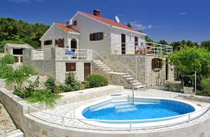  Dette stenhus er bygget i tradtitionel dalmatinsk stil, ligger i et smukt område, og egner sig godt til 2 familier. Sommerhuset består af 2 næsten identiske boliger. Hver bolig har soveværelse me ...