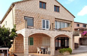  Dette rummelige og hyggeligt indrettede sommerhus ligger i den smukke bugt Zrnovska Banja på øen Korcula. Fra den overdækkede terrasse kan i nyde jeres morgenkaffe i skyggen, mens i kigger ud over ...