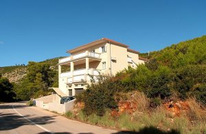  Denne nye og smagfulgt indrettet lejlighed på sydsiden af øen Kurcula ligger på anden etage i et familiehus. Huset ligger på en bakke, og har en fantastisk panoramaudsigt over havet og de små ø ...