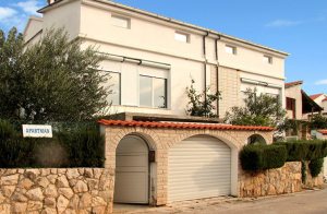  Dette praktisk indrettede dobbelthus mit skråvægge i tagetagen ligger i den rolige del af fiskelejet Zavalatica. Her har I en dejlig, overdækket terrasse med grill og havemøbler til rådighed. F� ...