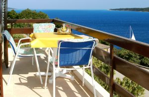 Disse enkelt indrettet ferielejligheder ligger på 1. etage i et lejlighedskompleks, kun få minutters gang fra havet. Hver lejlighed har egen terrasse med dejlig udsit over havet og de omkringliggen ...