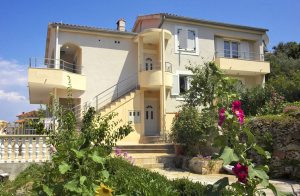  På en rolig ø findes denne flotte og hyggelige ferielejlighed med udsigt over havet og den maleriske by Mali Iz. I nærheden af den store terrasse er der et ekstra rum med en kamin, som I frit må  ...