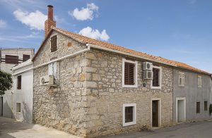  Dette dobbelthus er blevet renoveret i den traditionelle dalmatinske stil. Huset ligger i byen Preko, som er den vigtigste by på øen Ugljan. Stuen og soveværelset er på forskellige niveauer. På  ...