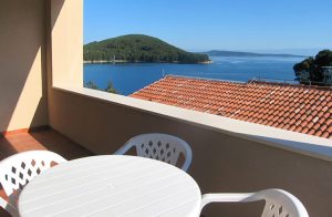  Disse rummelige og smagfuldt indrettede ferielejligheder ligger i en rolig bugt i nærheden af byen Savar. Hver lejlighed strækker sig over 2 etager. Den smukke ø, lejligheden ligger på, har gode  ...