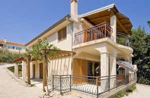  Dette rummelige sommerhus er bygget i klassisk middelhavs-stil, og består af 3 boliger. Fra terrasserne er der en fantastisk udsigt over havet, Zadar og øen Galovac. Husets parkeringsplads ligger c ...