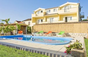  Denne villa består af 4 separate lejligheder, der er forbundet med en trappeopgang. Villaen har en dejlig swimmingpool, hvor gæsterne kan få sig en forfriskende dukkert på de varme sommerdage. i  ...