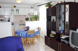  Disse to hyggelige ferielejligheder (se også CDN455) ligger få skridt fra dejlige sand- og grusstrande på øen Murter. Hos den venlige husejer kan I låne to cykler, hvis I vil udforske øen fra c ...