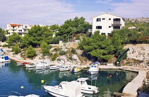 Kun 10 minutters bilkørsel fra Sibenik ligger dette praktisk indrettede feriehus med smuk havudsigt. Det er meget velegnet til en større gruppe. Huset ligger ved en befærdet vej. Der er pool med h ...