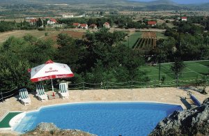  Hele 14000 m2 imponerende natur, chamerende landdistrikter byder på usædvanlig komfort i denne ejendom. To separate ferieboliger er tilgængelige med en fælles gårdsplads. I det ene hus ligger so ...