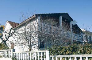  Disse to praktisk indrettede ferielejligheder er præcis det rigtige valg, hvis man længes efter en ferie, der er rig på aktiviteter. Byen Vodice byder på mange underholdningmuligheder for alle ge ...