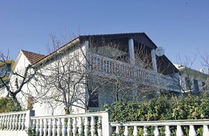  Disse to praktisk indrettede ferielejligheder er det helt perfekte valg, hvis I søger en aktivitetsrig ferie. Byen Vodice har mange underholdningstilbud for alle aldre. Her finder i bl.a. sand- og k ...