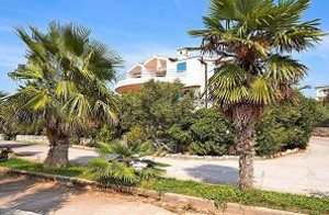  Tilbring jeres ferie i dette nye og moderne indrettede feriehus med en helt speciel atmosfære. Udover den smagfulde indretning finder I her overalt skønne detaljer. Stueetagen og første sal er for ...