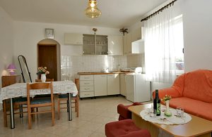  Disse to store ferielejligheder ligger i den rolige del af Vodice. Lejlighederne er velegnet til større familier. Man er i bycentrum på en halv time til fods, og her er der mange restauranter og en ...