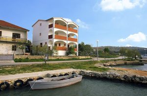  Tilbring ferien lige ved havet i en af disse hyggeligt indrettede ferielejligheder. 2 mindre familier vil føle sig godt tilpas her. På den skønne terrase med panoramaudsigt, kan man tilbringe mang ...