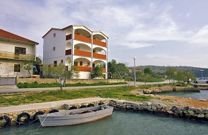  Meget velindrettede ferielejligheder der er perfekte til en ferie ved havet. To mindre familier vil føle sig godt tilpas her. Her kan I praktisk taget gå rundt i badebukser hele dagen lang. I kan r ...