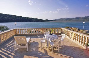  Praktisk indrettede ferielejligheder i nærheden af stranden og kun 10 minutters kørsel fra den skønne by Sibenik. En indhegnet have til afslapning. Husejeren udlejer en båd og der står to sandol ...