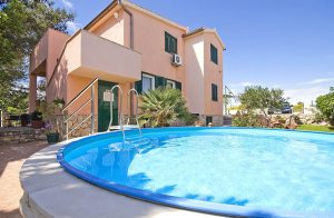  Smukt renoveret hus med to separate lejligheder, som er indrettet i en enkel, men praktisk og funktionel stil. Hver lejlighed har sit eget gulv og separate indgange. Den laveste loftshøjde på førs ...