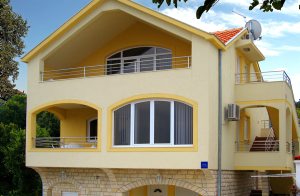  Disse rummelige, nye og moderne indrettede ferielejligheder ligger i et familiehus i den lille by Razanj, i nærheden af Rogoznica. De to lejligheder er de eneste, der lejes ud i huset, og er ideelt  ...