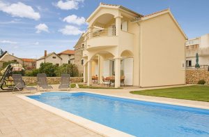  Denne flotte villa ligger i centrum af byen Pirovac. Havet er kun 80 meter fra huset. Villaen består af 2 boliger, der strækker sig over 2 etager. Hver bolig har køkken, spisestue, stue og badevæ ...