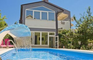  Dejligt indrettede ferielejligheder kun få hundrede meter fra havet. På terrassen finder I, til fælles afbenyttelse, udendørs pool med bruser, og i den dejlige, grønne have en grill og havemøbl ...