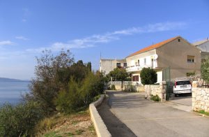  Rummelig lejlighed, kun få skridt fra kysten. Her er der en terrasse med storslået udsigt. Dette attraktive sted, hvor mange smukke villaer ligger, er et populært badested i Sibenik. Mad-elskere v ...