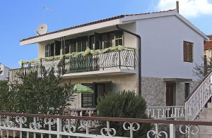  Dette smagfuldt indrettede sommerhus består af 2 boliger, der er forbundet med udendørs trapper. Det ligger i et dyrket areal, stranden ligger tæt og er meget børnevenlig. Her finder i mange små ...