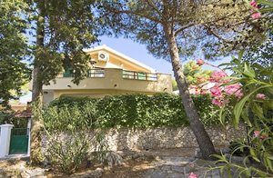  Enkelt indrettet lejlighed i stueetage, kun få minutter til fods til kiesel- og sandstrand. Parkering på gaden, mindst 50 m fra lejligheden. ...