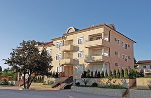  I den sydligste del af den istriske halvø findes deisse ferielejligheder i et flerfamiliehus. De er flot indrettet og ideel for yngre gæster. Lad jer begejstre af den nærtliggende og dejlige Kap K ...