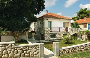  Stenhus i typisk istrisk stil med en hyggeligt indrettet ferielejlighed på Istriens sydspids. Med masser af seværdigheder og sportsmuligheder er der her grundlag for at holde en dejlig ferie. ...