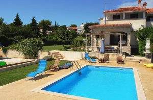  Dette store og komfortabelt indrettede feriehus med en indhegnet have ligger i første række til havet. Her kan I nyde afslappende ferieaftener mens I lader blikket glide over havet og mod horisonte ...