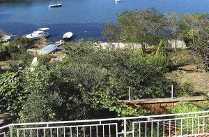  Direkte ved havet ligger disse to komfortable ferielejligheder, som byder på en fantastisk udsigt over Adriaterhavet. Foran huset er der en fælles ankerplads til en båd. Udforsk det smukke kystomr ...