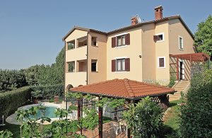  I Vinkuran, en lille bakket by ved Banjole, ligger denne nye, hyggelige ferielejlighed i underetagen. Vil I gerne holde ferie langt væk fra masseturismen, er dette stedet. Det fredede område Kap Ka ...